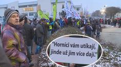Transparenty, troubení a křik! Horníci chtějí vyšší platy