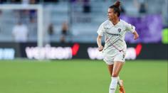 Velký okamžik pro ženský fotbal. Za USA naskočila hráčka bez ruky