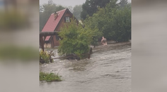 VIDEO: Tohle opravdu nezkoušejte. Muži se chtěli k chatě dostat přes rozbouřenou řeku