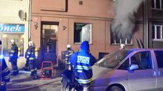 Byt v pražských Vršovicích zachvátily plameny, několik lidí zachránili hasiči