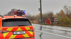 Hasiči jeli k nehodě, jejich cisterna skončila na střeše. Čtyři zranění