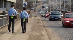 Policisté skončili v poutech, brali úplatky