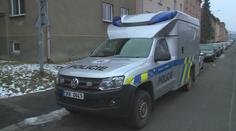 Muž napadl manželku paličkou, o pomoc se plazila k sousedům!