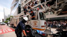 Vážné zranění při oslavách Denveru Nuggets. Policistu srazil hasičský vůz