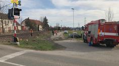 Na jihu Čech se srazil vlak s autem! Zraněná řidička skončila v nemocnici