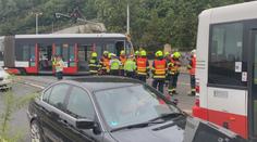 Na Smíchově se srazila tramvaj s autobusem, na místě se tvořily kolony