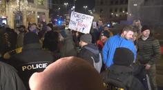 Protest na Václaváku. Policie musela rozehnat vulgární demonstranty