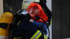 Zbraně a výbušniny! Vyhořelý byt v Holešovicích prohledala policie
