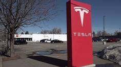 Neznámý pachatel zapálil v USA pět vozů Tesla. Policie řeší případ jako terorismus