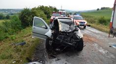 Jak tohle mohl někdo přežít? Vlek kamionu vletěl do protisměru a smetl auto!