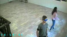 Mladík kreslil v galerii na obrazy! Škoda je 100 tisíc! Poznáte ho?