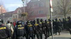 Boj v Litvínově. Policie nepustila nácky k ozbrojeným Romům