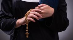 Žena pracuje jako pornoherečka i pastorka. Ráda se miluji i modlím, hájí se