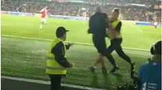 Nový záběr z derby! Takhle si ochranka poradila s fanouškem Sparty