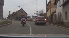 Motorkář ujížděl hlídce až 160 km/h, za ním vlála dívka! VIDEO