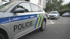 VIDEO: Uvězněnou holčičku v autě zachránila policie. Osobák se sám zamknul