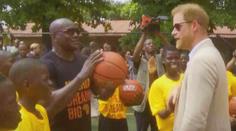 VIDEO: Princ Harry ukázal, jaký je basketbalista. Děti byly nadšené