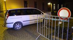 Podezřelé auto najelo do zábran před sídlem vlády, prohlédl ho pyrotechnik