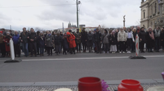 Prahou prošel pietní průvod za oběti střelby. Na závěr symbolicky objal budovu fakulty