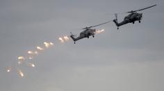 Ruský vrtulník při cvičení zasáhl raketou skupinu novinářů! VIDEO