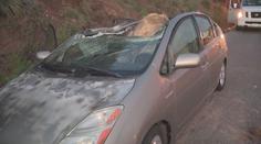 VIDEO: Na auto spadl obrovský balvan. Řidič vystoupil na poslední chvíli