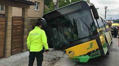 Linkový autobus plný dětí sjel z cesty. Na místo musel vrtulník