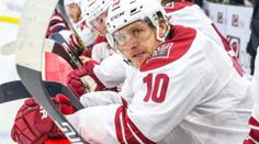 V NHL byl boháčem, pak už ho nechtěli. Erat teď podepsal Kometě