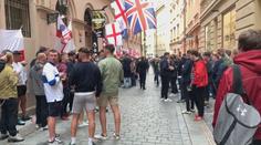Angličtí fanoušci obsadili Prahu. U Staromáku vyvěsili vlajky