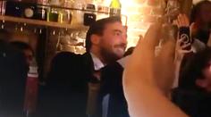 Politika napadli dva dny před volbami v baru. Útočník ho tloukl lahví do hlavy