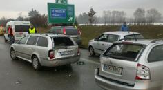 Na ledovce bouralo u Brandýsa 15 aut! Silnice R10 ve směru na Liberec je uzavřená