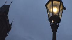 Světová rarita: Dobový lampář rozsvěcuje plynové lampy zdobící předvánoční Prahu