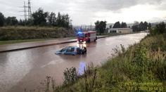Spadlé stromy, místo silnic řeky. Silné bouřky daly hasičům pořádně zabrat