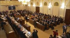SPD přeskočila v průzkumu Piráty. Motoristé už by se do Sněmovny nedostali
