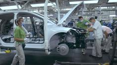 Automobilky drtí problémy s výrobou. Na nový vůz se čeká i dva roky
