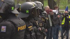 Kauza Vrbětice vyhnala lidi do ulic, protestovali před ruskou ambasádou