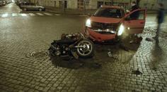 OBRAZEM: motorkář skončil pod autem v centru Prahy