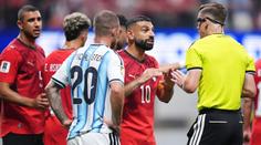 Egypťané pálí do rozhodčího Letexiera. Gratuluji Argentině k titulu, zuřila hvězda