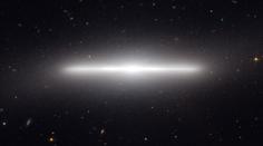 Snímek galaxie připomíná bránu do jiného vesmíru