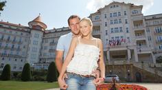 Podívejte se, jak si Zora Kepková a Miroslav Hejda užívají v karlovarském hotelu Imperial