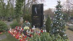 Gottův hrob se proměnil v poutní místo, davy lidí přišly i na Štědrý den