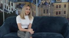 Karlos řeší údajnou milenku s policií. Dívka se stydí a chce se omluvit