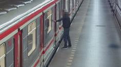 Muž si spletl soupravu metra s boxovacím pytlem. Zpacifikovala ho policie