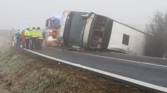 Autobus s dětmi havaroval u Blšan: 62 zraněných, vrtulník nemohl přistát