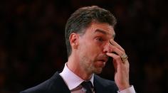 Gasol se neubránil slzám. Lakers vyvěsili jeho dres vedle Kobeho