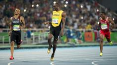 Závěr vypustil, pak se křenil na soupeře. Bolt prolétl do finále