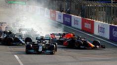 Hamilton v přenosu zmínil magické tlačítko. Po závodu musel vysvětlovat