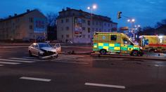 Vážná nehoda v Praze! Auto smetlo na křižovatce sanitku