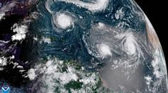 Ničivý hurikán Florence stále sílí! Nad oceánem řádí ještě tři další