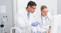 Průlom v hledání léku na rakovinu. Vědci rozluštili vzácnou přírodní sloučeninu