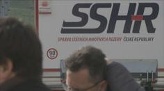 Armáda v noci rozvezla respirátory a roušky. Statisíce jich stále chybí